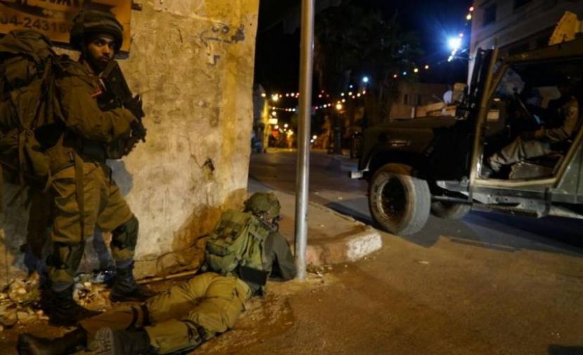 جنين: محاصرة منزل واشتباك مسلح وإصابات بالرصاص الحي