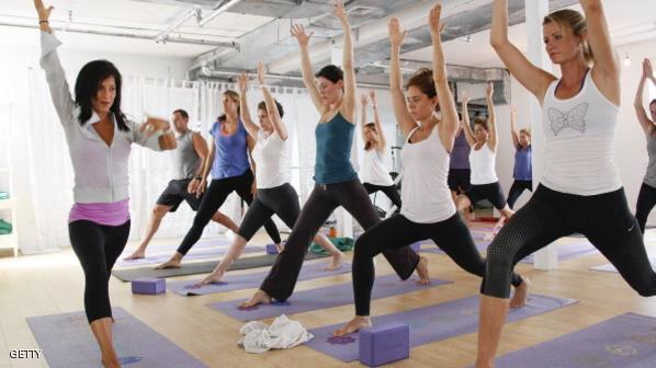 هيلاريا بولدوين خلال أحد دروس اليوغا الخاصة بها