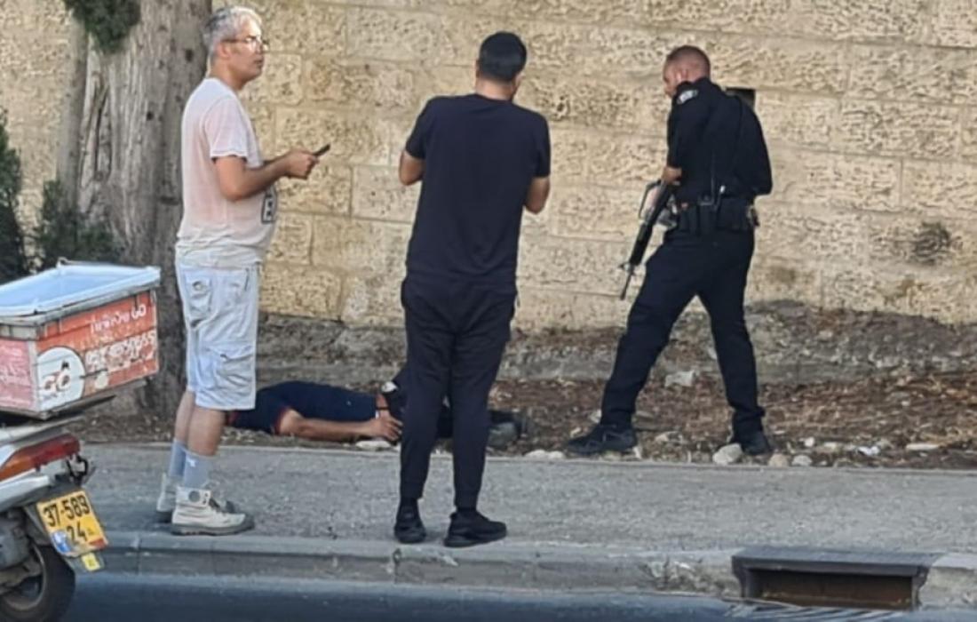 الصور إصابة مستوطن بجراح خطيرة في عملية طعن بالقدس وإصابة المنفذ