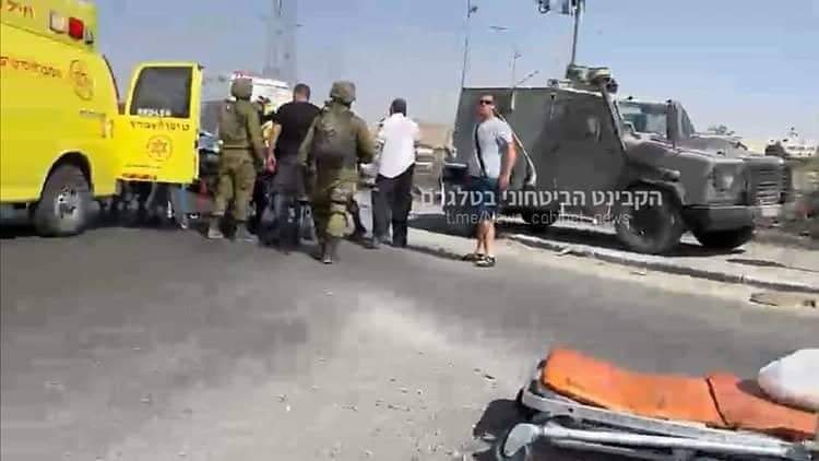 بالصور إعلام الاحتلال: 4 إصابات بينها خطيرتان في عملية إطلاق نار صوب حافلة للمستوطنين بالأغوار