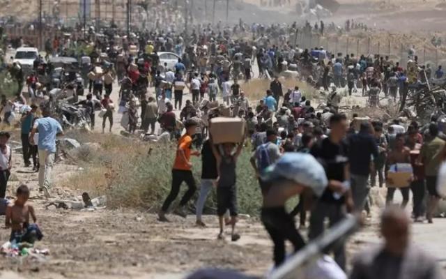 مجازر بحقّ المجوّعين بغزة: أكثر من 100 شهيد جلّهم طالبو مساعدات