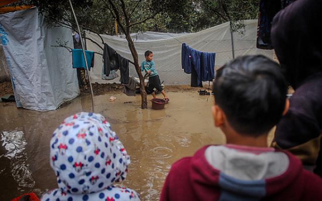 الأمطار تغرق خيام النازحين في غزة: شهداء وقصف على رفح وخانيونس