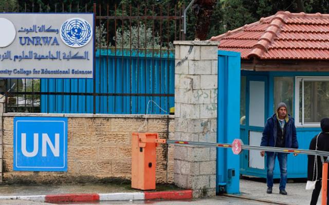 "رويترز": إدارة ترامب تدرس فرض عقوبات متعلقة بالإرهاب على "أونروا"