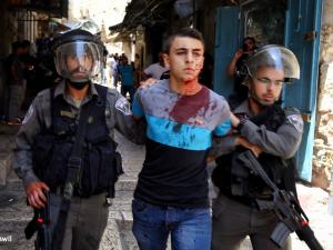 الاحتلال يعتدي على شاب في البلدة القديمة بالقدس (تصوير إياد طويل)