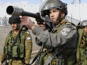 مطار اللد: إصابة فلسطيني اقتحم حاجزا بسيارة بنيران حراس