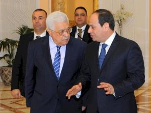 الرئيس عباس يصل القاهرة ولقاء قمة سيجمعه مع السيسي غداً
