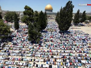 الآلآف يؤدون صلاة الجمعة في المسجد الأقصى