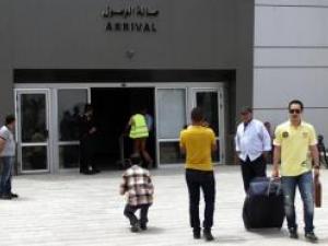 مسافرين يغادرون عبر معبر رفح