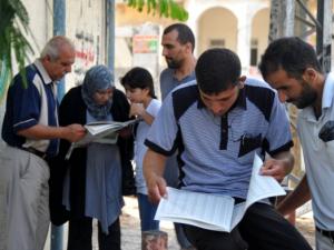 طلبة التوجيهي يتفقدون أسمائهم في الجرائد