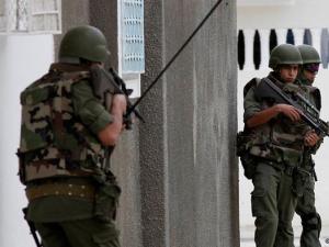 يومٌ دامٍ في تونس والسبسي يطالب بـ "التعبئة العامة"