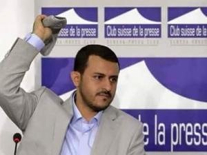 صحفية تضرب قائدا حوثيا بحذائها