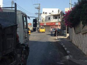 الاحتلال يجبر أصحاب المحال التجارية في حزما على إغلاق محالهم