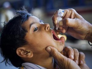 أوغندا تعتقل الآباء الذين يرفضون تطعيم أطفالهم