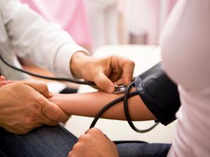 قياس ضغط الدم