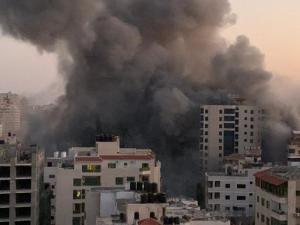 بالفيديو طائرات الاحتلال تدمر برج "هنادي" غرب مدينة غزة بشكل كامل