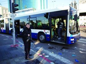 اسرائيلي يطعن فلسطينياً 