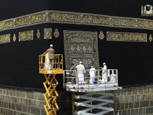 السعودية تقرر الاكتفاء بغسل الكعبة مرة واحدة سنويًا