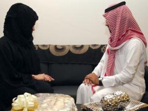اختها