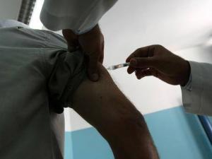 شخص يتعاطى علاج لكورونا 