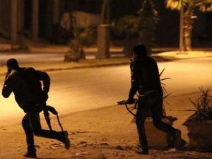 قوات الأمن الليبية خلال اشتباك مع قوات مناهضة للحكومة هاجمت مقراً للشرطة في بنغازي 2مايو/ أيار 2014 