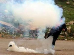 غاز إسرائيلي مجهول يفتك بالمتظاهرين الفلسطينيين
