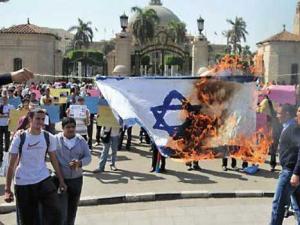 مصريون يحرقون العلم الإسرائيلي