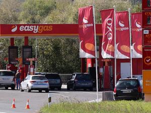 النفط يستهل التعاملات بارتفاع مع استمرار تأثير الحرب على الإمدادات