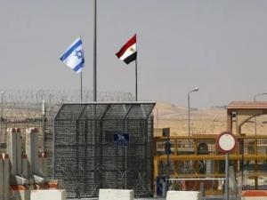 رويترز: مصر ترسل عشرات الدبابات والمدرعات بالقرب من غزة.. أقامت حواجز رملية وعززت المراقبة عند الحدود