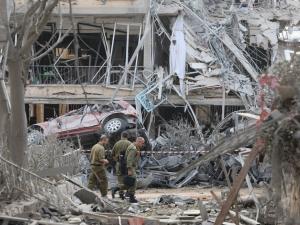 هجمات صاروخية إيرانية تضرب إسرائيل: إصابة مباشرة لمبنى في هرتسليا