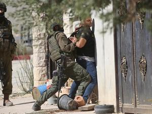 الضفة تحت النار: مداهمات واعتقالات واعتداءات للمستوطنين
