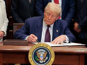 ترامب يزيد الرسوم الجمركية على عشرات الدول