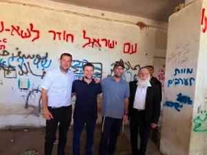 إلى جانبه "الموت للعرب": سموتريتش يزور مستوطنة مخلاة بالضفة بعد "إلغاء الانفصال" عنها