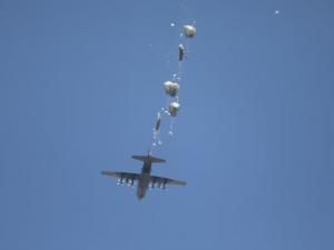 الإغاثة تتحول لمأساة.. الإسقاط الجوي يخلف ضحايا ويدمر خيام النازحين بغزة