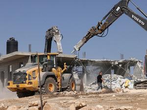 تصعيد بالضفة: هدم منازل بالخضر، اعتقالات واسعة، واستيلاء على منزل بالخليل