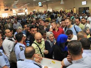 بعد الإغلاق الإسرائيلي.. أزمة خانقة في معبر الكرامة وجسر الملك حسين (فيديو)