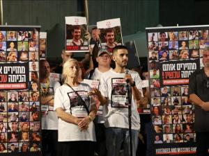 عائلات الأسرى الإسرائيليين تحذر من محاولات متعمدة لإفشال الصفقة 