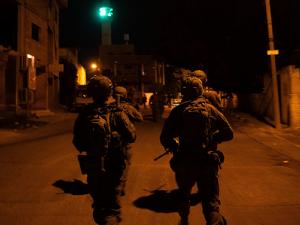 اقتحامات واعتقالات بالضفة والاحتلال يفجر منزل أسير بالخليل