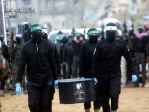 القسام تسلّم جثث أربعة إسرائيليين.. وكاتس يتهمها بخرق الاتفاق