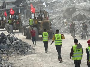 "الإغاثة الإنسانية" التركية تبدأ أعمال رفع أنقاض في غزة