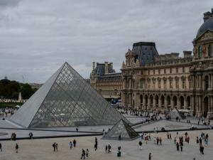 اللوفر يعيد فتح أبوابه بعد سرقة تاريخية تقدر خسائرها بـ88 مليون يورو