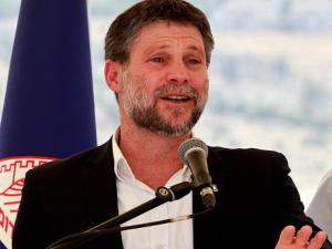 سموتريتش يدعو نتنياهو للتمسك بضم الضفة ويهاجم موقف ترامب