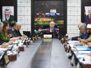 بعد وزير المواصلات ورئيس هيئة المعابر والحدود.. استقالة وزير المالية في رام الله 