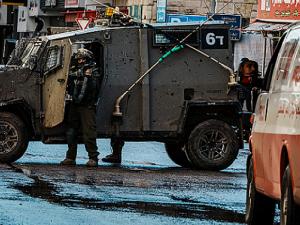 شهيد ومعتقلون باشتباكات مع قوّات الاحتلال في نابلس واعتداءات بأنحاء متفرّقة بالضفة