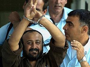 اتصال يثير الذعر بشأن القياديّ الأسير مروان البرغوثي: "أضلاعه وأصابعه كُسرت وبُتر جزء من أذنه"