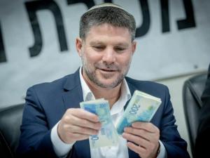 استطلاع راي : إسرائيل تقرصن أموال الضرائب الفلسطينية: 70% من الأسر تتضرر وأزمة المقاصة تعمّق الانكماش