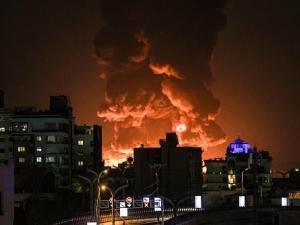 ضربات أميركية تستهدف مطاراً وجسوراً وإيران تشنّ هجمات على 6 دول عربية
