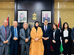 غنام وبنك فلسطين يسلمان إدارة مركز خليل أبو ريا للتأهيل دعماً مالياً للمساهمة في تجهيز قسم الأطفال