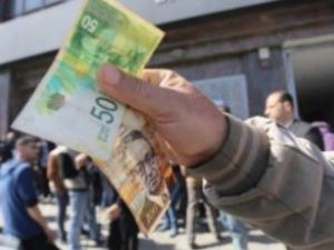 المالية: صرف رواتب شهر 11 وباقي مستحقات شهر 8 غداً