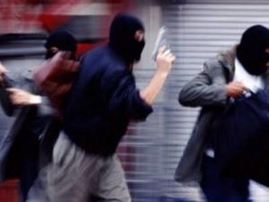 شاهد- سطو مسلح على فرع أحد البنوك في بلدة السموع
