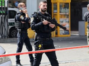 القدس: استشهاد فلسطينيّ برصاص الاحتلال بزعم تنفيذه عمليّة طعن وإصابة شرطي بجراح خطيرة